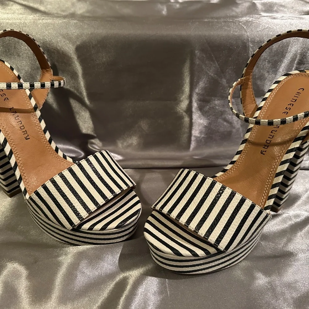 Chinese Laundry Platform Sandals - Picture 2 of 4